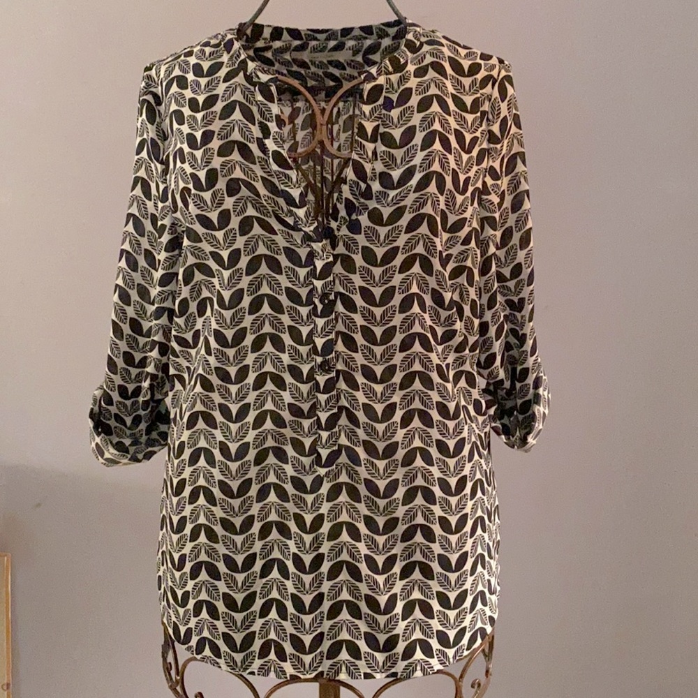 41 Hawthorn Size Medium Black and White Blouse